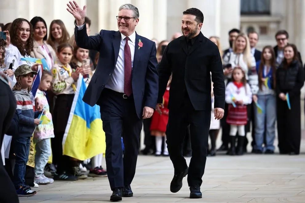 زېلېنسکي په لندن کې: باید پر روسیه فشارونو زیات شي