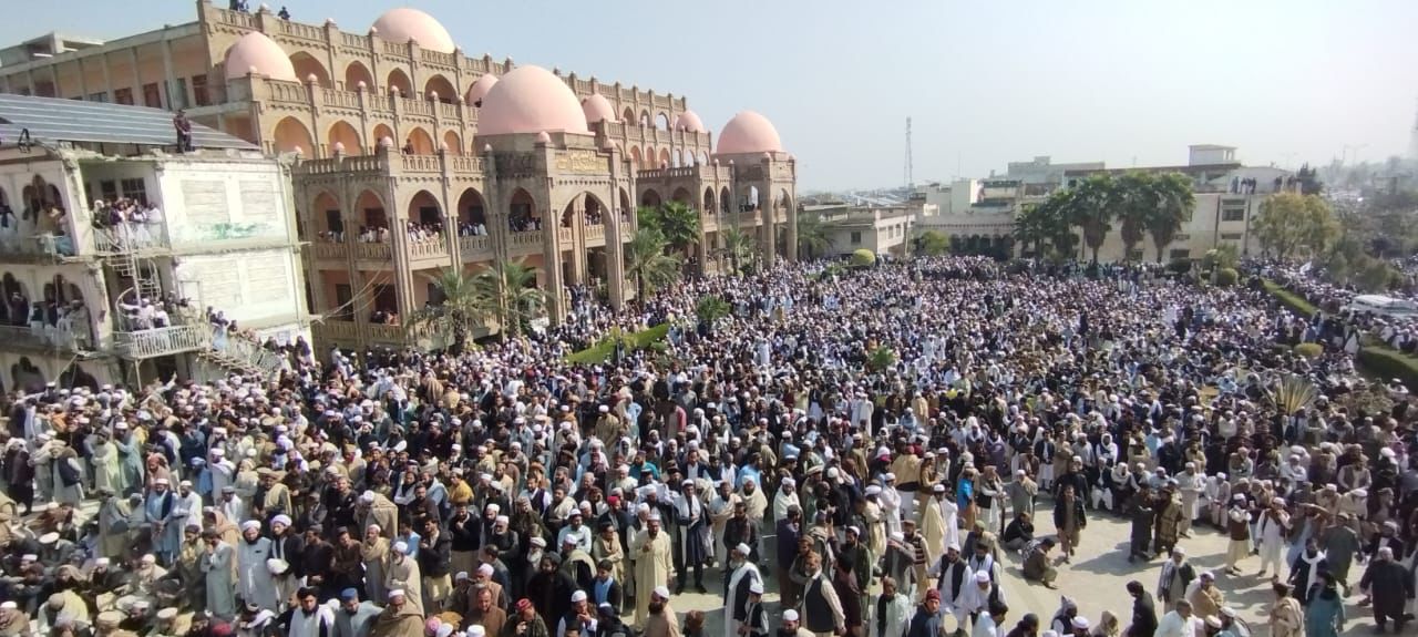 انفجار در مدرسه «پدر طالبان»؛ هزاران نفر در تشییع جنازه سرپرست دارالعلوم حقانیه شرکت کردند
