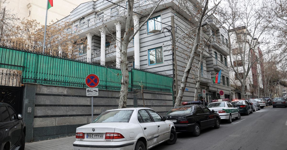 آذربایجان کارمندان سفارت خود در تهران را تخلیه می‌کند