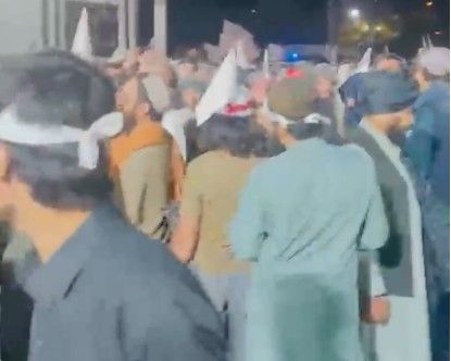 یک باشنده سمنگان: «طالبان مردم را به اجبار به مراسم سالگرد بازگشت خود برد»