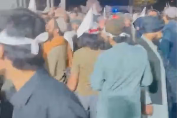 یک باشنده سمنگان: «طالبان مردم را به اجبار به مراسم سالگرد بازگشت خود برد»