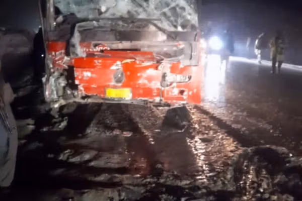 په غزني کې د ټرافیکي پېښې له امله دوه کسه مړه او ۴ نور ټپیان شوي