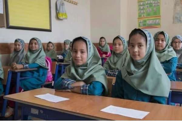 ایران ثبتنام دانشآموزان مهاجر را به معرفینامه رسمی محدود کرد