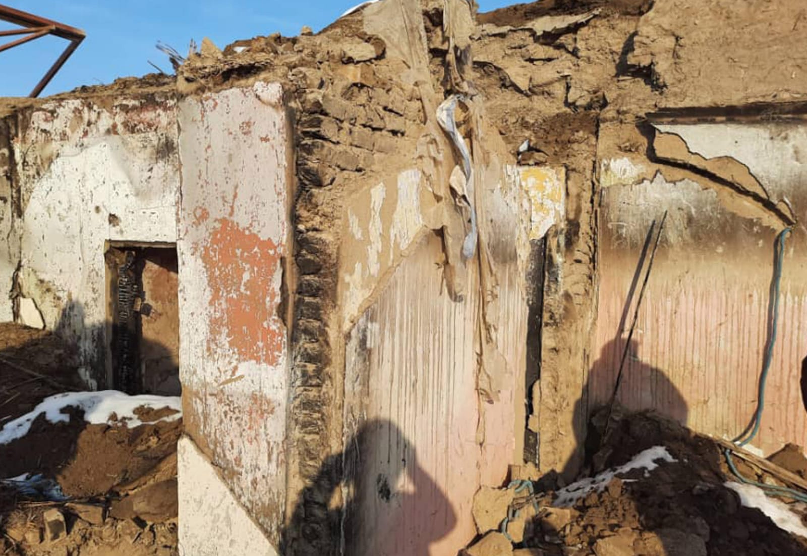 پنج نفر در سرپل در اثر سردی هوا و فروریختن سقف خانه جان باختند