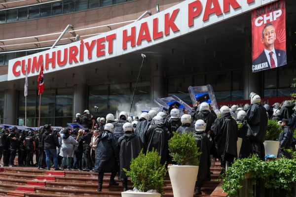 پولیس ترکیه رهبران حزب مخالف اردوغان را از مقر حزب شان بیرون کرد