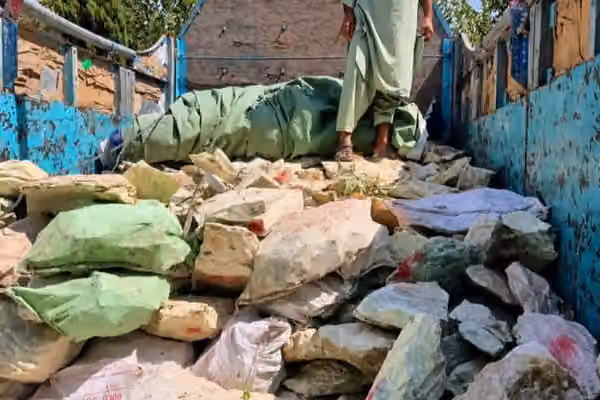منابع محلی: بهرغم بستهبودن راهها سنگ مرمر هلمند به پاکستان قاچاق میشود