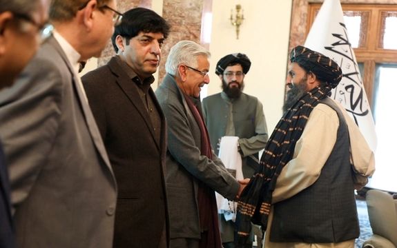 رئیس آیاسآی و وزیر دفاع پاکستان با مقامات طالبان در کابل گفتگو کردند