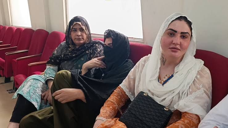 پېښور کې افغان نرښځې: افغانستان ته د بېرته ستنېدو په صورت کې مو ژوند له ګواښ سره مخ کېږي