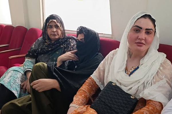پېښور کې افغان نرښځې: افغانستان ته د بېرته ستنېدو په صورت کې مو ژوند له ګواښ سره مخ کېږي