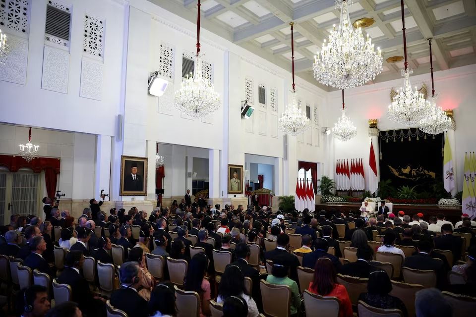 پاپ در اجتماع حدود ۳۰۰ نفر از رهبران سیاسی و مذهبی در جاکارتا سخنرانی کرد