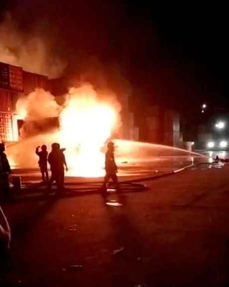 آتشسوزی در یک انبار در بنگلادش دهها کشته و صدها زخمی برجای گذاشت