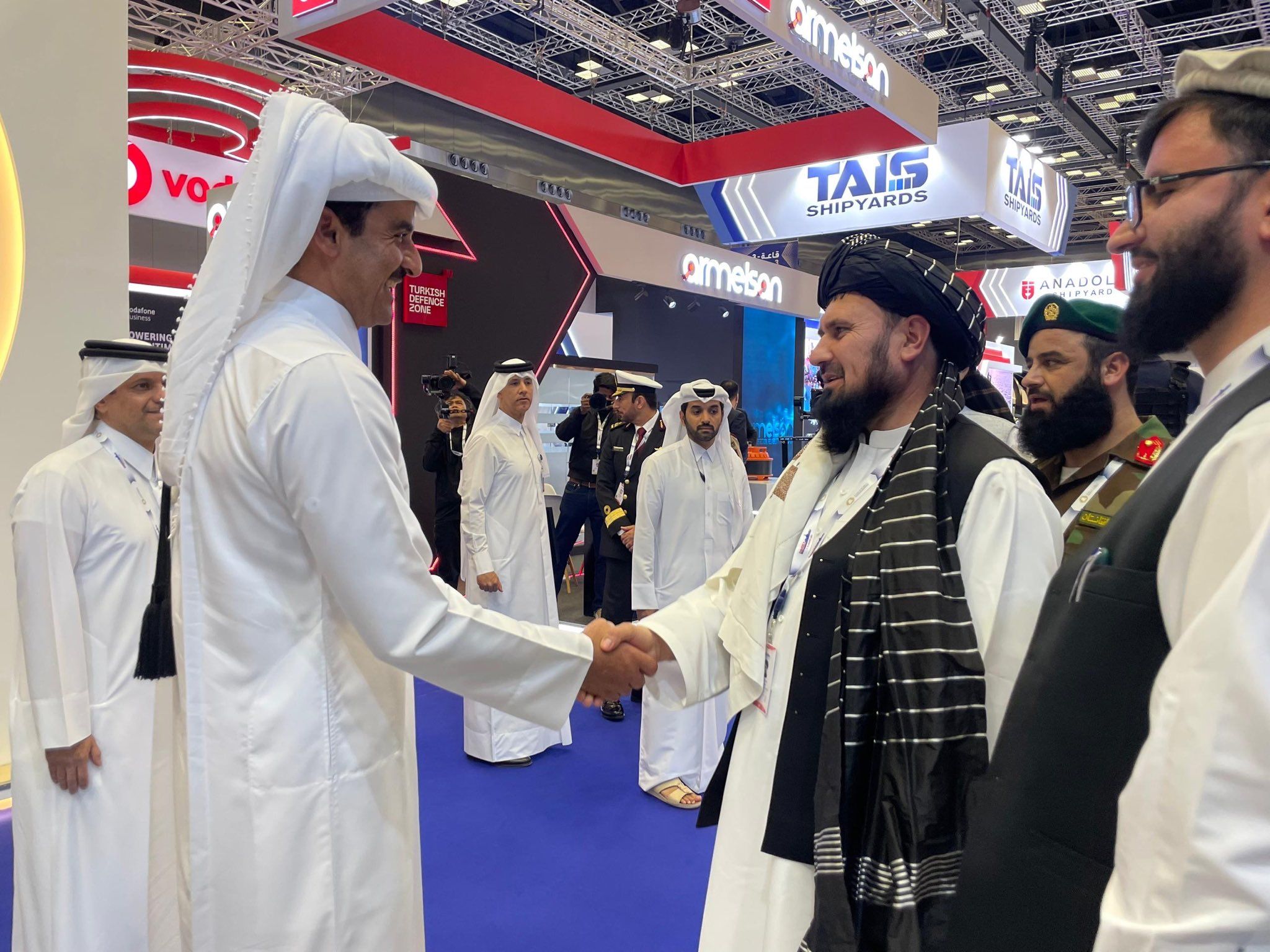  د طالبانو لوی درستیز د دیمدیکس نندارتون په څنډه کې د قطر له امیر سره روغبړ کړی