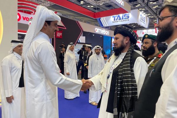 د طالبانو لوی درستیز د دیمدیکس نندارتون په څنډه کې د قطر له امیر سره روغبړ کړی