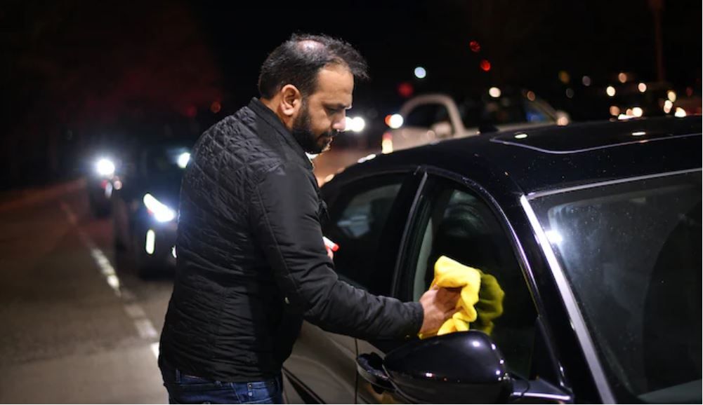 آخرین وزیر مالیه افغانستان در امریکا تکسی‌رانی می‌کند