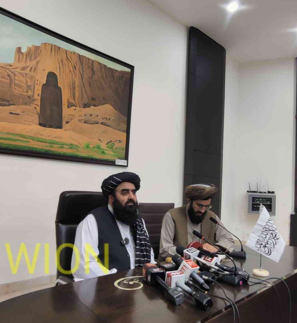 کنفرانس مطبوعاتی وزیر خارجه طالبان در دهلی با پس‌زمینه مجسمه بامیان برگزار شد