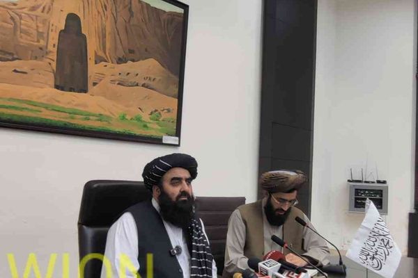 کنفرانس مطبوعاتی وزیر خارجه طالبان در دهلی با پسزمینه مجسمه بامیان برگزار شد