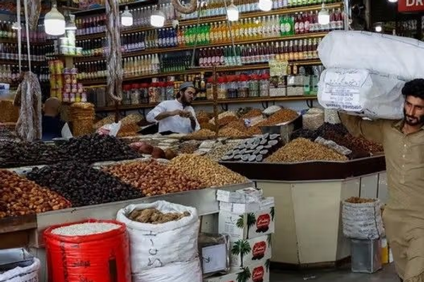 ارتفاع أسعار الخضراوات والفواكه في باكستان بعد إغلاق المعابر مع أفغانستان