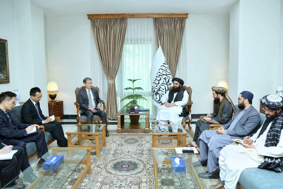 وزير خارجية طالبان يلتقي السفير الصيني ويبحثان التوتر مع باكستان 