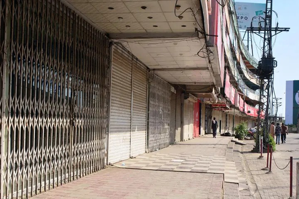 د ایران او امریکا ترمنځ تر مذاکراتو وروسته په اسلاماباد کې د ځینو سیمو لارې لاهم تړلې دي