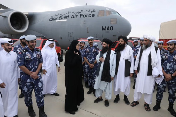 وزيرة قطرية تشرف على تسليم مساعدات الزلزال.. مسؤولو طالبان في استقبالها