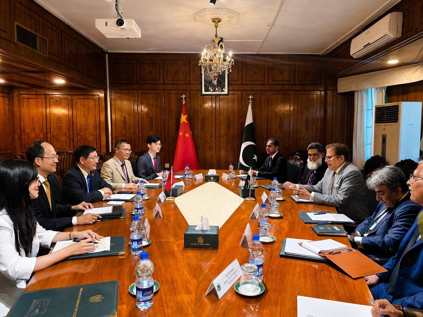 د پاکستان او چین ځانګړي استازي د ترهګریزو ډلو پر وړاندې پر ګډې مبارزې غږېدلي 
