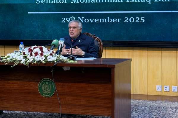 اسحاق ډار: د طالبانو واک ته له رسېدو راهیسې په پاکستان کې ۴ زره امنیتي ځواکونه وژل شوي