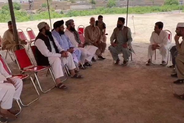 لنډي کوتل کې معترضان: پاکستان باید افغانستان کې بند پاتې موټر او چلوونکي یې راوباسي