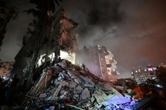 نیروهای امداد اسرائیلی در جستجوی قربانیان احتمالی حمله موشکی ایران در مرکز اسرائیل