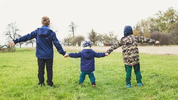 نتایج یک تحقیق: فرزندان وسطی نسبت به خواهران و برادرانشان بیشتر اهل همکاریاند