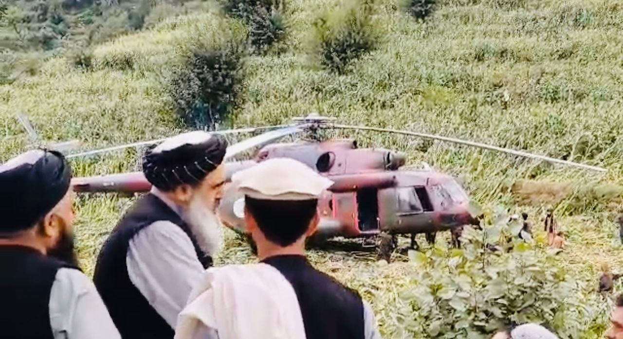 الوتکو کې د طالبانو سفرونو ته د خلکو غبرګون: د دوی پرځای دې په الوتکو کې ټپیان ولېږدول شي