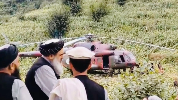 الوتکو کې د طالبانو سفرونو ته د خلکو غبرګون: د دوی پرځای دې په الوتکو کې ټپیان ولېږدول شي