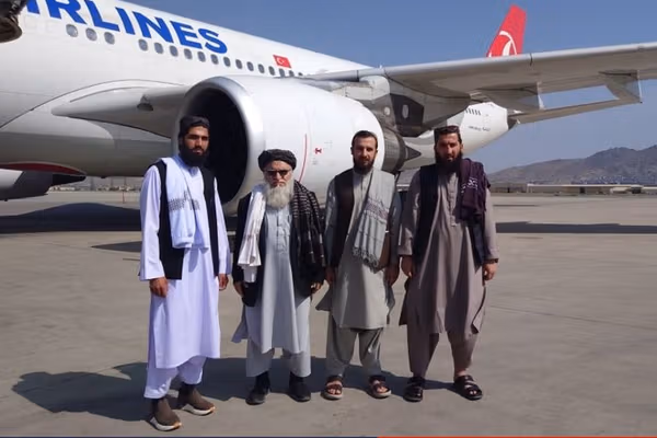 د طالبانو د چاپېریال ساتنې ادارې مشر د یوه پلاوي په مشرۍ اذربایجان ته ولاړ