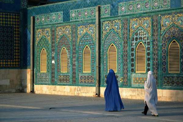 افغان ښځې د طالبانو د محدودیتونو سربېره د زدهکړو او کار لپاره لارې مومي