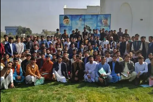 Pakistan to Grant 4,500 Scholarships to Afghan Students