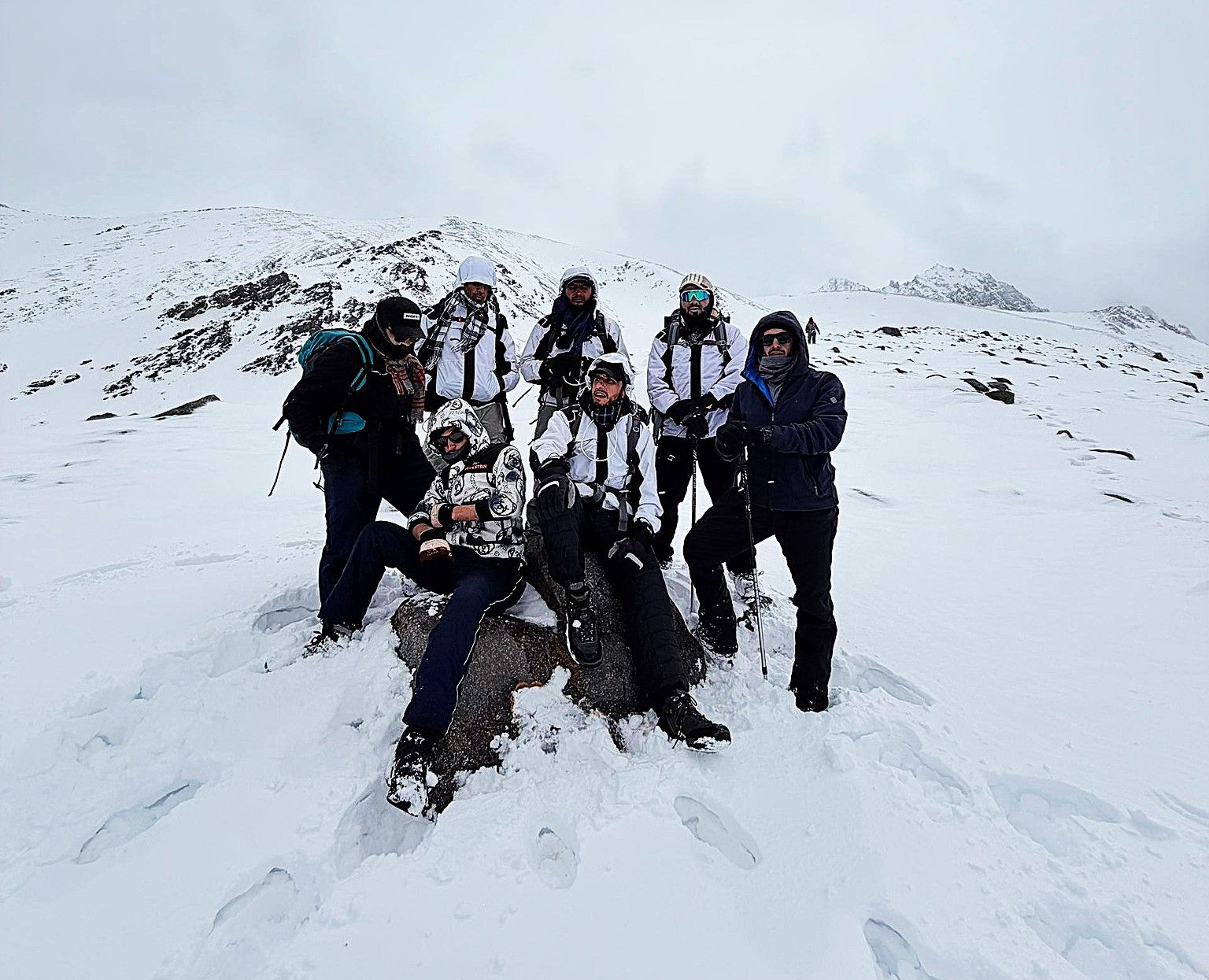 تلاش جسورانه در دل برف؛ صعود ناتمام کوهنوردان تیم میوند به قله شاه فولادی بامیان
