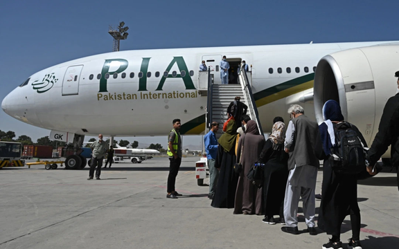 تکت پرواز کابل به اسلامآباد که زمانی ۱۵۰ دالر بود، حالا ۲۵۰۰ دالر شده است