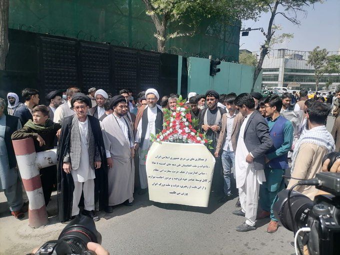 دیروز سنگ‌باران، امروز گل‌باران؛ معترضان از تهران خواستند به مشکلات مهاجران رسیدگی کند