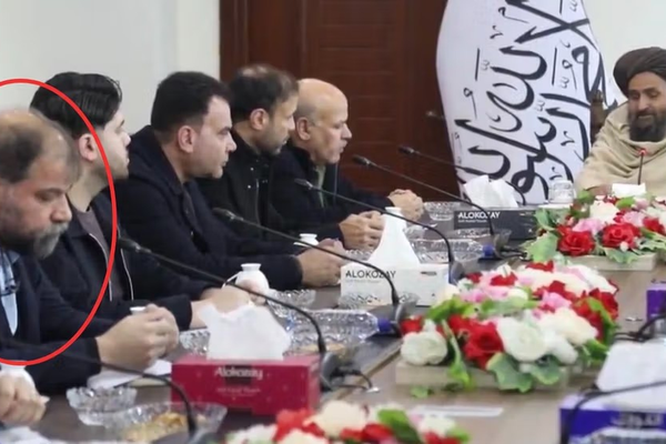 د پخواني حکومت د بهرنیو چارو وزارت معیین له ملا برادر سره لیدلي