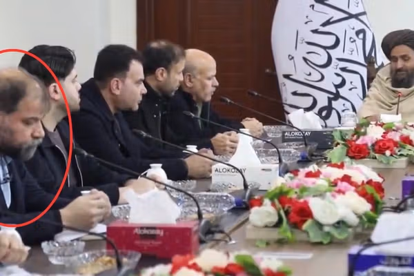 د پخواني حکومت د بهرنیو چارو وزارت معیین له ملا برادر سره لیدلي