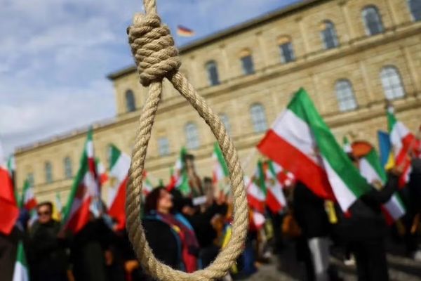 ایران دوه لاریون کوونکي د جومات سوځولو په تور اعدام کړل