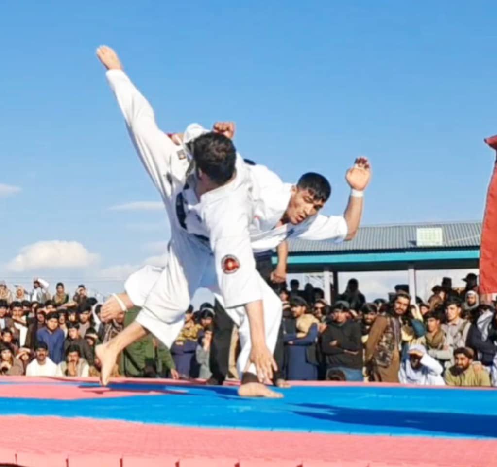 د سوکیوکوشین کراټې دوه لوبغاړې د سيالۍ پر مهال 