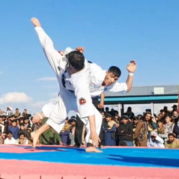 د سوکیوکوشین کراټې دوه لوبغاړې د سيالۍ پر مهال