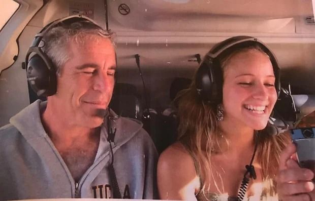 جفری اپستین و تیلا دیویس، یکی از قربانیان تجاوز جنسی اپستین