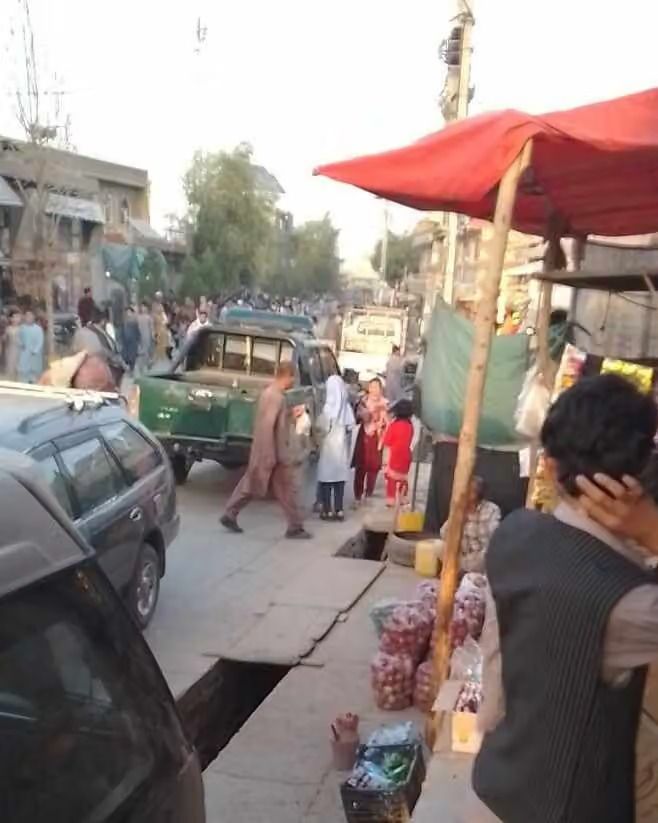مدیر مکتب شمع هدایت در غرب کابل می‌گوید ۴۴ دانش‌آموز در انفجار دیروز زخمی شده‌اند