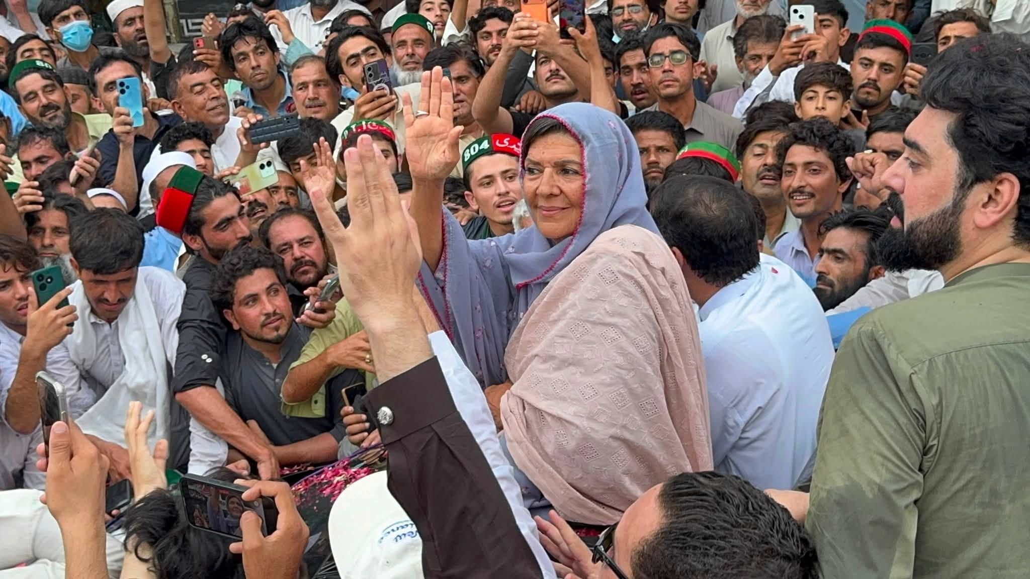 علیمه خان د عمران خان د درملنې او د یوازیتوب بند د پای ته رسېدو غوښتنه کړې