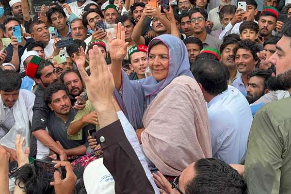 علیمه خان د عمران خان د درملنې او د یوازیتوب بند د پای ته رسېدو غوښتنه کړې
