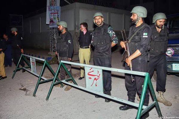 د کورنۍ شخړې له امله؛ په پېښور کې یو کس خپل پلار، مور او ورور په ډزو وژلي دي