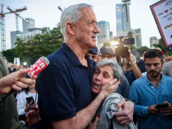 با آزادی چهار گروگان، وزیر کابینه جنگ اسرائیل استعفای خود را به تأخیر انداخت 