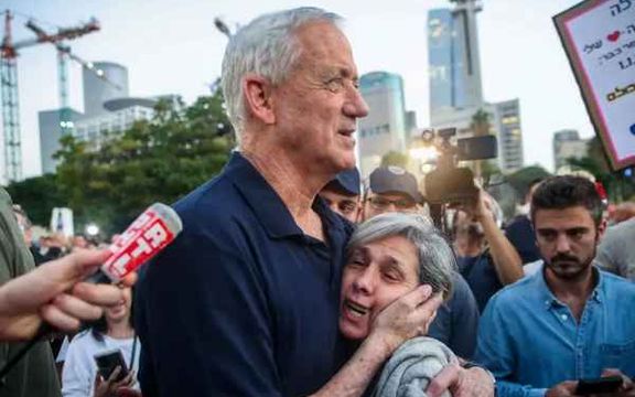 با آزادی چهار گروگان، وزیر کابینه جنگ اسرائیل استعفای خود را به تأخیر انداخت