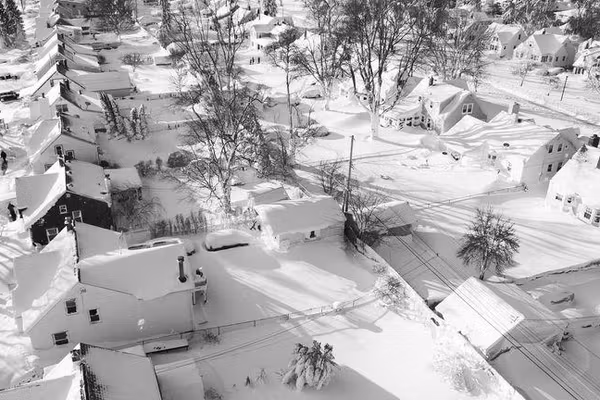 په امریکا کې ژمنی طوفان: د لسګونه زره کورونو برښنا پرې شوې او زرګونه الوتنې لغوه شوې